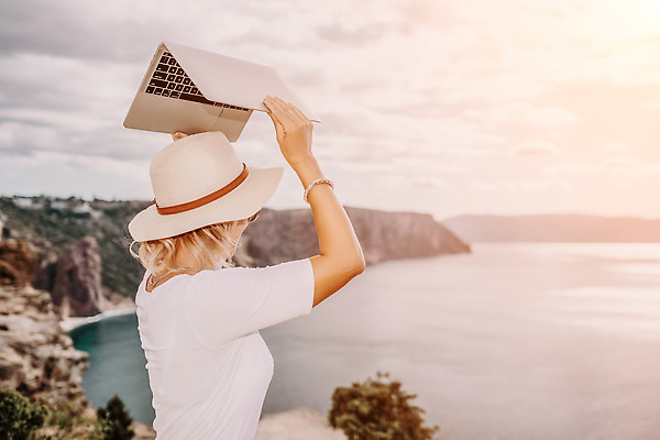 포토 JPG 해외이미지 직업 라이프스타일 여자 행복 커피 바다 여행 인터넷 비즈니스 통신 휴가 휴식 직장 관리 한명 사람 성인 해변 야외 물 노트북 컴퓨터 뷰티 여행객 공책 자유 타이핑 키보드 업무 작업 네트워크 바쁨 멀리 온라인 프리랜서 해외202310 해외포토 자연요소 1 감정 음료 컨셉 회사 문구용품 생활 전자제품 파일형식