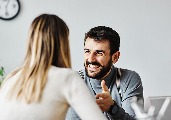포토 JPG 해외이미지 백인 직업 여자 남자 비즈니스 사업가 통신 탁자 성공 협력 설계 노동자 아이디어 함께함 실내 대화 사람 두명 노트북 사무실 업무 작업 비즈니스맨 비즈니스우먼 발표 계획 토론 책상 동료 경영자 경영 브레인스토밍 해외202310 해외포토 서양인 가구 컨셉 관계 말하기 내부 전자제품 직장인 리더 파일형식