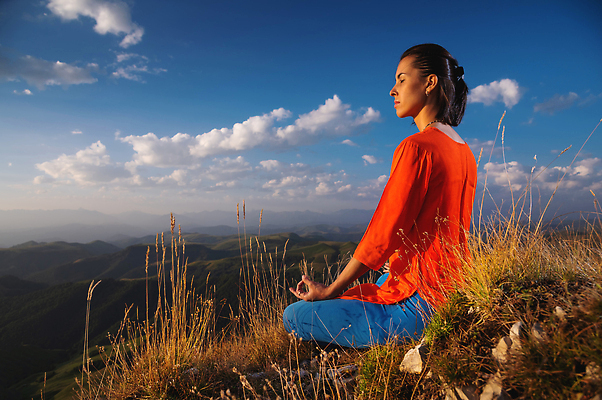 포토 JPG 해외이미지 백인 1 라이프스타일 손 여자 선 포즈 백그라운드 요가 자연 아침 휴식 산 건강 한명 앉기 야외 옆모습 파란색 운동 햇빛 일출 침묵 일몰 호흡 연습 명상 무릎 위치 해외202310 해외포토 주간 서양인 웰빙 뷰포인트 컬러 컨셉 모션 사람 생활 신체부위 태양 노을 소리 생태계 파일형식