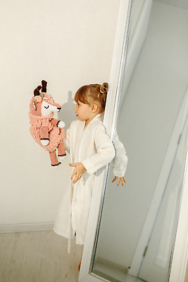 포토 JPG 해외이미지 여자 행복 얼굴 어린이 곰 베개 놀이 아침 사슴 실내 통 사랑 한명 웃음 10대 수건 장난감 뷰티 유행 기쁨 가운 목욕가운 달콤 수줍음 싱글 부드러움 솜털 고슴도치 걸음마 취침시간 핸드메이드 스타일 해외202310 해외포토 주간 동물 1 옷 감정 포유류 침구 모션 청소년 표정 사람 내부 신체부위 위생용품 감각 맛 파일형식