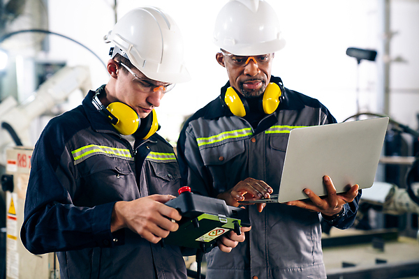포토 JPG 해외이미지 남자 산업 공장 노동자 고글 작업복 들기 상반신 성인 두명 노트북 헤드셋 기계 과학기술 작업 엔지니어 안전모 성인남자만 해외202310 해외포토 직업 옷 음향기기 공업 모션 기술 사람 전자제품 헤드폰 기술자 헬멧 안전장비 남자만 성인만 파일형식