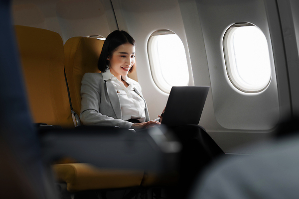 포토 JPG 해외이미지 백인 라이프스타일 여자 남자 여행 의자 비즈니스 창문 교통시설 휴가 비행기 실내 한명 사람 앉기 성인 내부 금융 노트북 컴퓨터 여행객 업무 작업 비즈니스맨 공항 무선전화기 항공 출발 제트기 승객 온라인 대패 자금 해외202310 해외포토 서양인 1 가구 교통 컨셉 돈 항공교통 모션 대중교통 생활 경제 전자제품 직장인 전화기 시설 파일형식