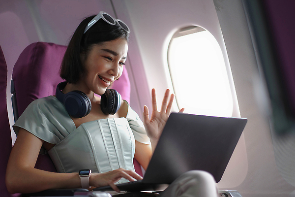 포토 JPG 해외이미지 여자 의자 비행기 한명 앉기 동양인 상반신 성인 옆모습 노트북 선글라스 헤드셋 인사 승객 기내 스마트워치 성인여자한명만 해외202310 해외포토 1 안경 뷰포인트 음향기기 가구 항공교통 모션 대중교통 사람 인종 전자제품 스마트기기 헤드폰 예절 공공장소 웨어러블 여자한명만 성인여자만 파일형식