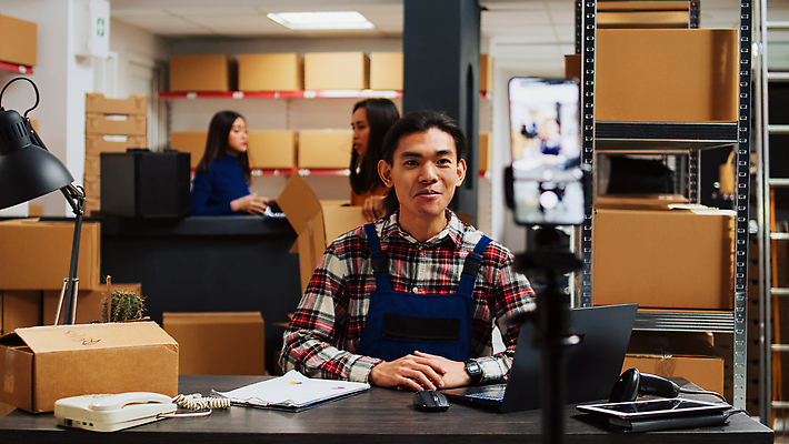 포토 JPG 해외이미지 여자 남자 노동자 실내 동양인 상반신 성인 앞모습 옆모습 세명 상자 작업 물류창고 성인만 해외202310 해외포토 직업 뷰포인트 사람 인종 내부 창고 파일형식