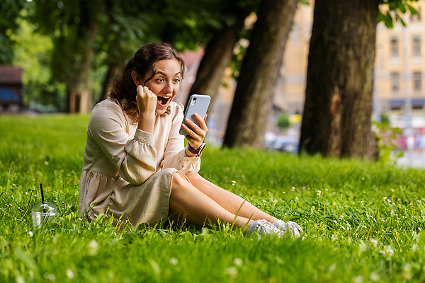 포토 JPG 해외이미지 나무 라이프스타일 공원 여자 행복 청소년 성공 휴가 거리 기념 한명 미소 앉기 야외 스마트폰 핸드폰 여행객 놀람 게임 춤 도시 우승 최고 행운 뉴스 어플리케이션 연결 상패 흥분 긍정 충격 타운 재택근무 온라인 경매 복권 승자 패기 필승 해외202310 해외포토 식물 1 공공시설 감정 컨셉 비즈니스 모션 놀이 문화예술 표정 사람 생활 경제 전자제품 스마트기기 자신감 상_우승 파일형식