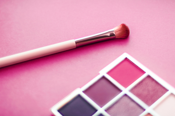 포토 JPG 해외이미지 사람없음 화장품 화려 팔레트 오브젝트 눈화장 아이섀도 메이크업브러쉬 섀도우팔레트 분홍색배경 해외포토 분홍색 백그라운드 컨셉 화장 뷰티 붓 파일형식