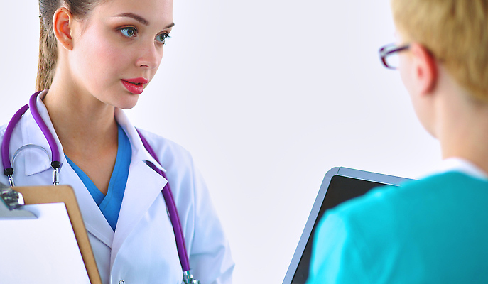 포토 JPG 해외이미지 백인 직업 1 라이프스타일 여자 행복 과학 백그라운드 2 청진기 노동자 실내 건강 실험 미소 사람 성인 두명 약 카메라 듣기 간호사 의사 코트 흰색 허리 폴더 슛 고립 해외202310 해외포토 서양인 감정 컬러 의학 의료기기 모션 표정 내부 생활 신체부위 전자제품 외투 의료진 파일 파일형식