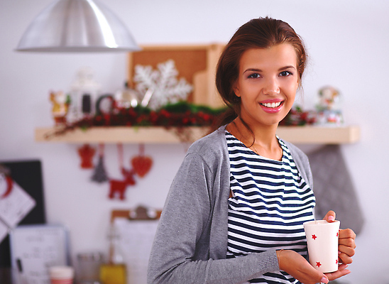 포토 JPG 해외이미지 백인 모자 행복 크리스마스 탁자 주택 요리 한명 미소 사람 내부 뷰티 쿠키 주방 앞치마 책상 주부 핸드메이드 클라우스 해외202310 해외포토 서양인 1 잡화 기념일 감정 가구 디저트 표정 건물 파일형식