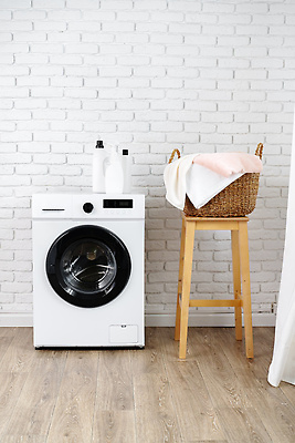 포토 JPG 해외이미지 가사 집안 실내 사람없음 수건 빨래 세제 드럼세탁기 빨래바구니 해외202310 해외포토 내부 위생용품 바구니 세탁기 파일형식