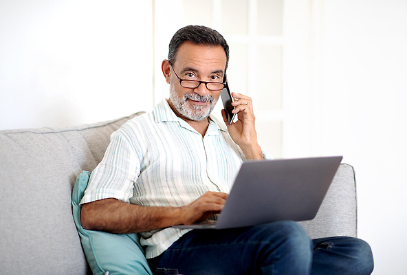 포토 JPG 해외이미지 노년 남자 쿠션 한명 들기 앉기 정장 상반신 앞모습 노트북 실버라이프 스마트폰 소파 타이핑 업무 비즈니스맨 통화 실버취업 노인남자한명만 안경낌 해외202310 해외포토 1 라이프스타일 옷 안경 뷰포인트 의자 비즈니스 모션 사람 성인 전자제품 핸드폰 스마트기기 구직 작업 직장인 남자한명만 노인남자만 파일형식