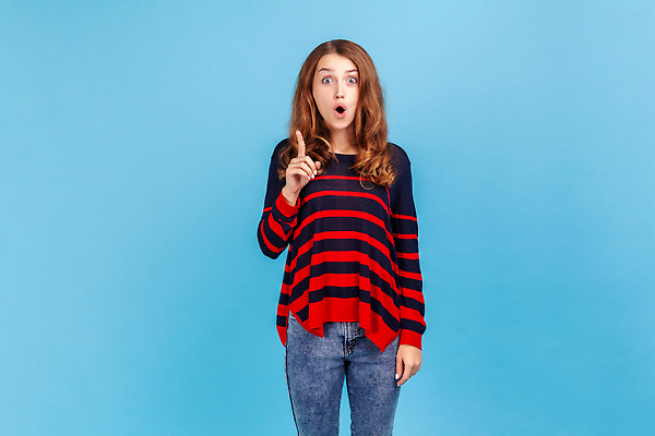 포토 JPG 해외이미지 스튜디오촬영 백인 1 손 여자 행복 손가락 성공 아이디어 실내 한명 사람 놀람 마음 가리킴 최고 입 결과 계획 방향 스웨터 스마트 호기심 흥분 파란배경 긍정 해결 발견 고립 대답 해외202310 해외포토 서양인 감정 백그라운드 컨셉 상의 표정 손짓 내부 신체부위 파란색 파일형식