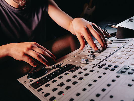 포토 JPG 해외이미지 직업 음악 백그라운드 노래 통신 버튼 전등 실내 사람없음 책 파란색 검은색 헤드폰 소리 콘서트 장비 모임 무대 춤 디스크 엔지니어 믹서 DJ 마이크 전자 오디오 방송 위로 보컬 섞기 조종장치 채널 팝 프로그래밍 프로듀서 생존 효과 해외202310 해외포토 컬러 음향기기 문화예술 조명 내부 전자제품 공연 작업 기술자 질병 개발 파일형식