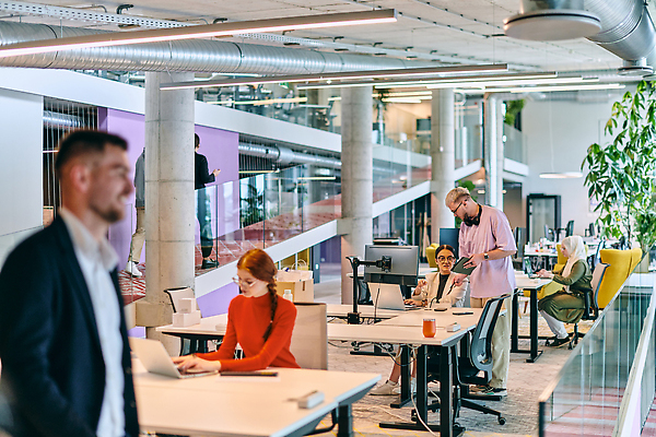 포토 JPG 해외이미지 비즈니스 사업가 통신 성공 아이디어 사람 여러명 사무실 환경 성장 작업 작업실 계획 대표 토론 분석 동료 약혼 문제 문제풀이 해결 진행 혁명 개발 시너지 의사결정 네트워킹 콜라보레이션 브레인스토밍 자극 해외202310 해외포토 직업 다수 결혼 컨셉 관계 네트워크 약속 파일형식