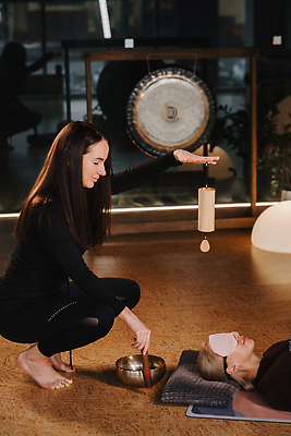 포토 JPG 해외이미지 전신 여자 창문 조명 들기 성인 두명 옆모습 눕기 반사 눈감음 명상 아치 징 안대 성인여자만 싱잉볼 해외202310 해외포토 뷰포인트 모션 타악기 국악기 사람 불교용품 여자만 성인만 파일형식