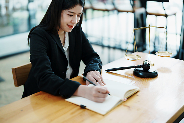 포토 JPG 해외이미지 여자 비즈니스 저울 한명 상반신 성인 사무실 공책 기록 법률가 책상 상담 문서 법 의사봉 변호사 성인여자한명만 해외202310 해외포토 직업 1 가구 문구용품 사람 여자한명만 성인여자만 파일형식