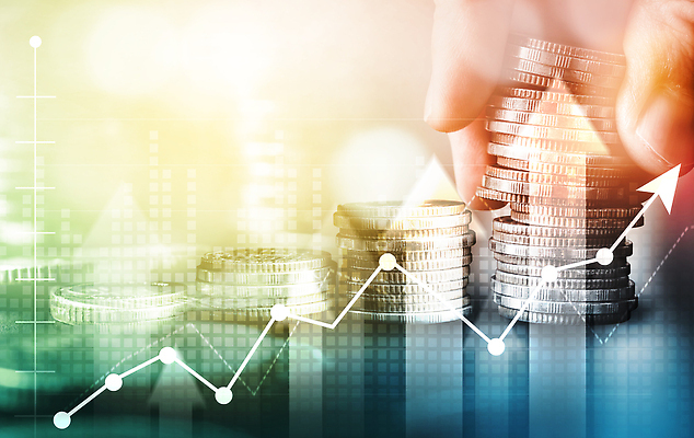 포토 JPG 해외이미지 손 화살표 백그라운드 돈 신체부위 금융 동전 성장 투자 상승 동전탑 다중노출 해외202310 해외포토 컨셉 비즈니스 촬영기법 사람 경제 쌓기 재산 파일형식