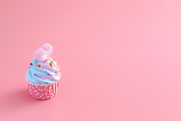 포토 JPG 해외이미지 사람없음 장식 한개 하트 달콤 컵케이크 생크림 마시멜로우 스프링클 카피스페이스 분홍색배경 해외202310 해외포토 모양 1 분홍색 백그라운드 디저트 케이크 공백 맛 크림 파일형식