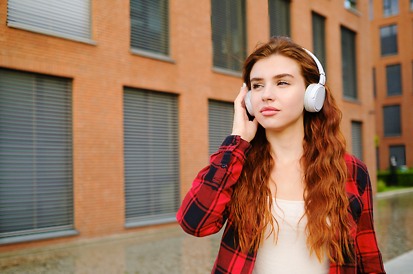 포토 JPG 해외이미지 모델 학생 라이프스타일 음악 이어폰 인터넷 거리 한명 사람 성인 건물 10대 컬러풀 뷰티 유행 헤드폰 소리 듣기 도시 무선전화기 흥분 오디오 프리랜서 힙스터 해외202310 해외포토 직업 1 건축물 패션 감정 컬러 음향기기 모션 청소년 문화예술 생활 전자제품 전화기 파일형식