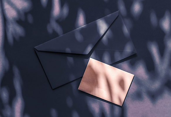 포토 JPG 해외이미지 종이 편지봉투 그림자 사람없음 햇빛 그늘 남색 감성 카피스페이스 해외202310 해외포토 컬러 컨셉 봉투 태양 공백 편지 파일형식