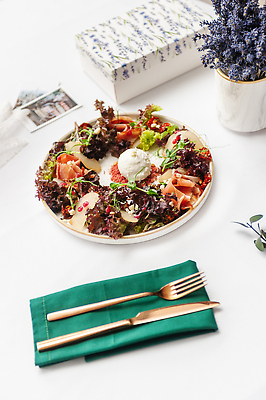 포토 JPG 해외이미지 접시 꽃 포크 사람없음 샐러드 분위기 나이프 폴라로이드사진 박스포장 플레이팅 해외202310 해외포토 식물 식기 음식 컨셉 포장 칼 상차림 폴라로이드 파일형식