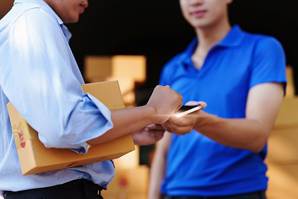 포토 JPG 해외이미지 직업 남자 행복 산업 백그라운드 유니폼 비즈니스 교통시설 사람 두명 상자 화물 표현 잡기 최고 업무 작업 배달원 승합차 고객 배송 창고 서비스 속도 패키지 수납 짐차 질서 물류 판지 분배 해외202310 해외포토 옷 감정 교통 모션 승용차 자동차 운송업 예절 시설 파일형식