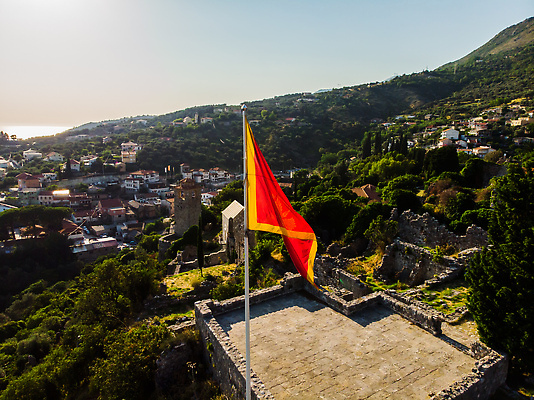 포토 JPG 해외이미지 유럽 문화 벽 시계 여행 건축양식 산 안테나 풍경 사람없음 건물 여름 도시풍경 세계 탑 바위 깃발 도시 바 성 중세 역사 재산 땅 지중해 타운 구시가지 랜드마크 몬테네그로 발칸반도 수도교 옛날 파멸 해외202310 해외포토 건축물 계절 건축 나라 바다 컨셉 통신 금융 다리 가교 파일형식 소멸