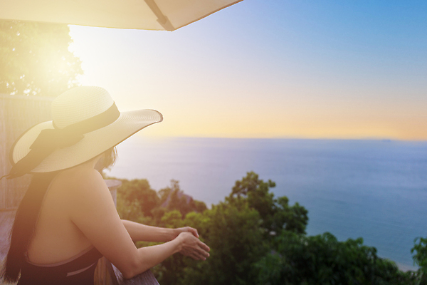 포토 JPG 해외이미지 모자 라이프스타일 응시 여자 행복 섬 여행 창문 가족 호텔 아침 휴가 휴식 주택 한명 서기 사람 동양인 성인 빛 뷰티 여행객 일몰 침실 방 자유 신혼여행 짐 침대 커튼 고급 싱글 휴양지 주말 체크인 해외202310 해외포토 주간 1 시선 잡화 감정 가구 결혼 컨셉 관계 모션 숙소 인종 건물 생활 노을 장소 파일형식