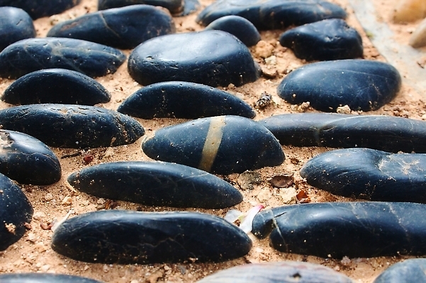 포토 JPG 해외이미지 모양 디자인 길 선 컬러 백그라운드 패턴 자연 표면 추상 바닥 사람없음 파란색 빛 강 정원 검은색 스파 흙 줄무늬 회색 조약돌 바위 흰색 원형 매끈함 배열 묘사 질감 대리석 모자이크 암초 내추럴 땅바닥 세련 해외202310 해외포토 도형 무늬 재료 돌_바위 감각 생태계 파일형식