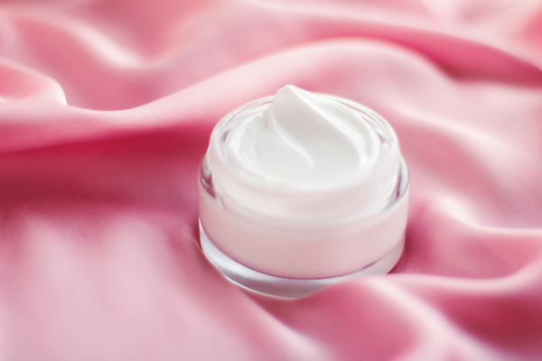 포토 JPG 해외이미지 근접촬영 사람없음 고급 실크 피부관리 스킨케어 기초화장품 수분크림 분홍색배경 해외202310 해외포토 뷰포인트 분홍색 백그라운드 컨셉 뷰티 화장품 직물 파일형식