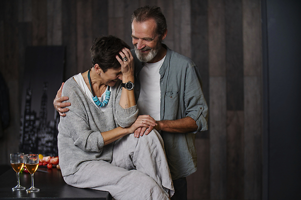 포토 JPG 해외이미지 백인 라이프스타일 커플 응시 여자 노년 남자 행복 2 과일 가족 관계 남편 휴식 출입구 주택 함께함 실내 사랑 미소 사람 앉기 성인 두명 문 귀여움 주방 잡기 아내 쌍 은퇴 계산대 해외202310 해외포토 서양인 시선 감정 컨셉 모션 표정 내부 건물 생활 파일형식