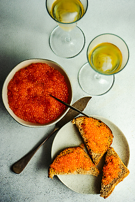 포토 JPG 해외이미지 음식 빵 다이어트 건강 사람없음 빨간색 와인 숟가락 얼음 식사 신선 사발 닫기 샴페인 먹기 유기농 토스트 버터 비타민 송어 스파클링와인 캐비아 해외202310 해외포토 자연요소 웰빙 컬러 식재료 모션 주류 수저 어류 사기그릇 영양소 탄산 파일형식