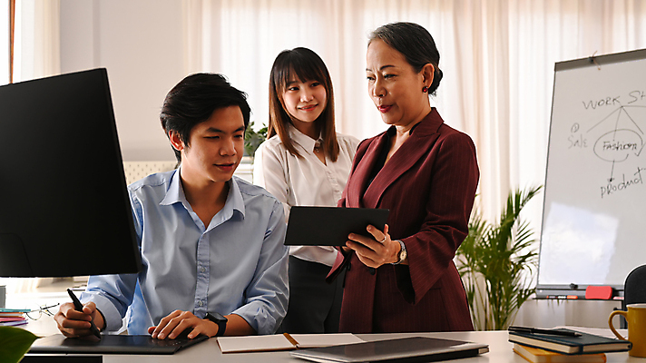 포토 JPG 해외이미지 여자 남자 화초 비즈니스 회의 함께함 앉기 상반신 성인 옆모습 세명 태블릿 모니터 공책 커튼 비즈니스맨 비즈니스우먼 그룹 책상 직원 화이트보드 성인만 해외202310 해외포토 식물 뷰포인트 가구 컨셉 모션 문구용품 사람 전자제품 스마트기기 컴퓨터 직장인 파일형식