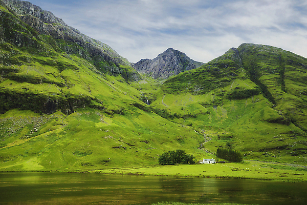 포토 JPG 해외이미지 나무 도로 길 호수 여행 백그라운드 자연 하늘 영국 산 주택 풍경 사람없음 초록색 파란색 강 뷰티 농가 농장 골짜기 계곡 맑음 폭포 흰색 시골 황무지 언덕 시골집 장면 멀리 산악지대 밭일 스코틀랜드 해외202310 해외포토 식물 유럽 컬러 농업 교통시설 날씨 건물 생태계 파일형식