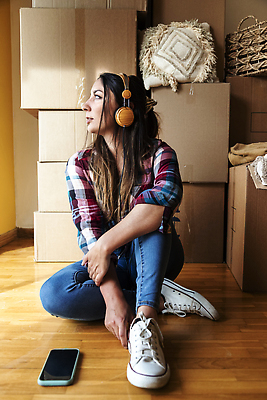 포토 JPG 해외이미지 응시 여자 생각 창문 가정 모션 새로움 바닥 아파트 주택 실내 한명 사람 앉기 내부 청춘 상자 쌓기 평화 헤드폰 방 잡기 변화 재산 고독 고민 준비 팩 패키지 수납 판지 배려 업그레이드 혼자 해외202310 해외포토 1 시선 감정 음향기기 컨셉 건물 금융 화장품 파일형식