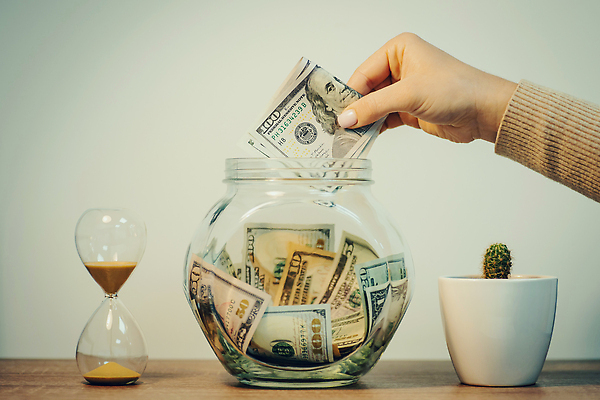 포토 JPG 해외이미지 손 백그라운드 컨셉 지폐 돈 비즈니스 유리 성공 사람 사람없음 금융 경제 쌓기 달러 저축 잡기 항아리 절약 재산 가득함 투자 이익 회계 월급 대출 넣기 수입 예산 자금 카운트 해외202310 해외포토 모션 재질 신체부위 도자기 파일형식