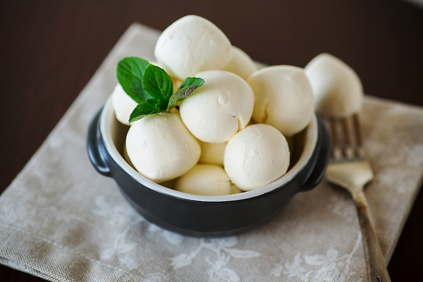 포토 JPG 해외이미지 전통 접시 음식 조각 백그라운드 잎 다이어트 토마토 채소 재료 공 치즈 건강 요리 사람없음 목재 초록색 파티 식사 이탈리아 우유 흰색 시골 신선 도자기 원형 사발 정상 작음 먹기 민트 유기농 날것 심플 소금 점심식사 모짜렐라치즈 채식주의자 카프레제 해외202310 해외포토 도형 나무 식물 식기 웰빙 유럽 컬러 모션 유제품 이벤트 샐러드 사기그릇 크기 허브 채식 파일형식
