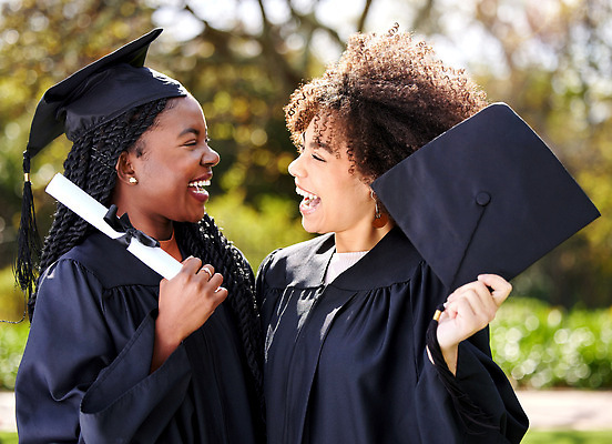 포토 JPG 해외이미지 백인 여자 흑인 학사모 학교 졸업식 졸업생 웃음 들기 상반신 성인 두명 옆모습 마주보기 졸업가운 졸업장 성인여자만 해외202310 해외포토 서양인 모자_잡화 교육 뷰포인트 졸업 모션 표정 사람 가운 여자만 성인만 파일형식