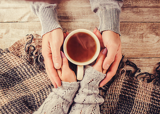 포토 JPG 해외이미지 손 커플 커피 백그라운드 잔 함께함 사랑 신체부위 잡기 나무배경 해외202310 해외포토 식기 감정 음료 컨셉 관계 모션 사람 파일형식