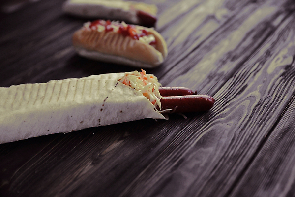 포토 JPG 해외이미지 사람없음 당근 소시지 양배추 핫도그 케밥 양배추샐러드 나무배경 해외202310 해외포토 음식 백그라운드 채소 뿌리채소 패스트푸드 샐러드 가공식품 파일형식