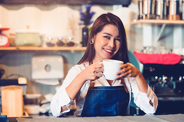 포토 JPG 해외이미지 백인 직업 라이프스타일 손 응시 여자 행복 커피 음료 음식 비즈니스 휴식 서브 한명 미소 사람 동양인 컵 뷰티 상점 식당 앞치마 기계 카페 우유 머그컵 잡기 업무 바 차 웨이트리스 종업원 웨이터 계산대 서비스 경영자 만들기 바리스타 카페테리아 에스프레소 단절 해외202310 해외포토 서양인 1 식기 시선 감정 컨셉 모션 유제품 표정 인종 생활 신체부위 작업 리더 파일형식