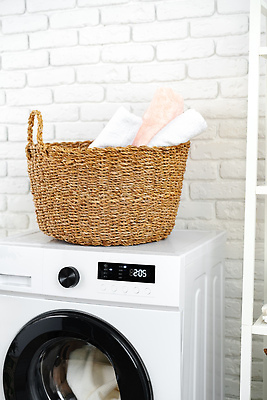 포토 JPG 해외이미지 가사 집안 실내 근접촬영 사람없음 수건 빨래 드럼세탁기 빨래바구니 해외202310 해외포토 뷰포인트 내부 위생용품 바구니 세탁기 파일형식