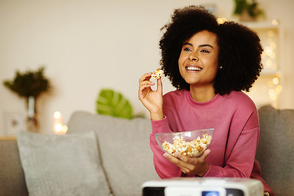 포토 JPG 해외이미지 1 라이프스타일 여자 행복 포즈 흑인 백그라운드 컨셉 주택 실내 한명 미소 사람 앉기 성인 내부 소파 디지털 검은색 텔레비전 방 사발 영화관 극장 먹기 필름 손목시계 영화 팝콘 주말 영사기 온라인 밀레니얼 해외202310 해외포토 서양인 감정 시계 컬러 의자 장신구 모션 문화예술 표정 건물 생활 경제 전자제품 사기그릇 파일형식
