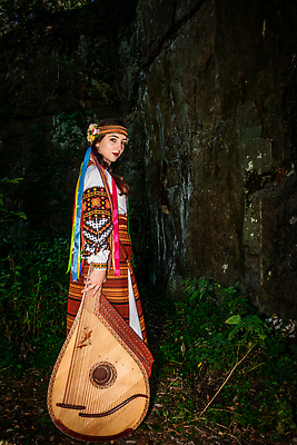 포토 JPG 해외이미지 전통 드레스 옷 공원 문화 줄 음악 셔츠 노래 자연 놀이 미술 한명 인종 여러명 뷰티 화환 연주자 음악가 골동품 게임 흰색 기구 클래식 숲 자수 무료 뮤지컬 옛날 우크라이나 전국 카피스페이스 해외202310 해외포토 직업 1 공공시설 꽃 유럽 컬러 다수 컨셉 상의 문화예술 사람 공백 생태계 파일형식