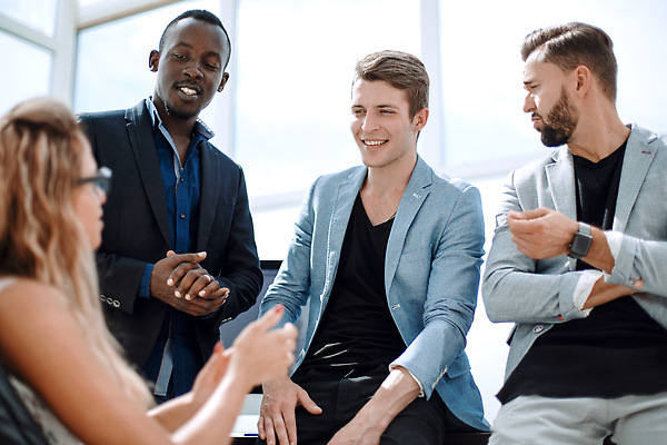 포토 JPG 해외이미지 직업 디자인 여자 남자 회사 비즈니스 성공 협력 노동자 직장 함께함 대화 사람 여러명 성인 사무실 업무 그룹 토론 종업원 책상 동료 직원 경영자 문제 청사진 개발 경영 프로그래머 프로젝트 현재 콜라보레이션 해외202310 해외포토 가구 다수 컨셉 관계 말하기 작업 리더 파일형식