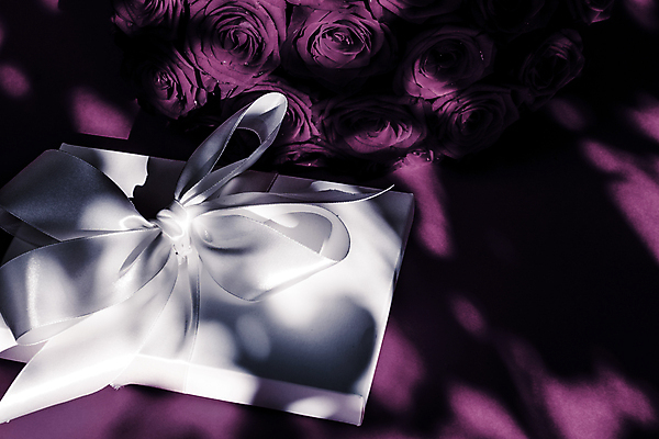 포토 JPG 해외이미지 행복 리본 꽃다발 사랑 사람없음 선물상자 보라색 로맨틱 해외202310 해외포토 꽃 감정 컬러 컨셉 선물 상자 파일형식