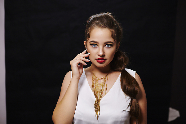 포토 JPG 해외이미지 모델 라이프스타일 옷 여자 행복 백그라운드 한명 사람 동양인 성인 뷰티 유행 우주 흰색 자신감 우아함 시원함 우크라이나 스타일 해외202310 해외포토 1 감정 유럽 컬러 컨셉 인종 생활 파일형식