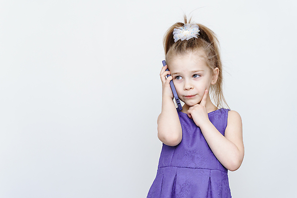 포토 JPG 해외이미지 백인 라이프스타일 여자 딸 행복 얼굴 어린이 생각 통신 모바일 세포 말하기 대화 한명 사람 파란색 스마트폰 뷰티 아기 전화기 부름 카피스페이스 해외202310 해외포토 서양인 1 감정 컬러 가족 모션 생활 신체부위 핸드폰 스마트기기 공백 파일형식