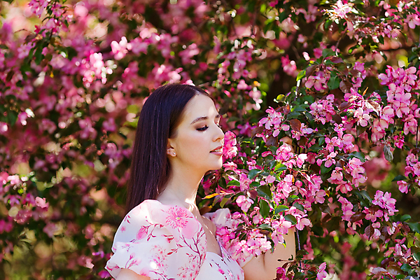 포토 JPG 해외이미지 나무 여자 꽃 자연 한명 상반신 성인 옆모습 눈감음 잡기 화려 성인여자한명만 해외202310 해외포토 식물 1 뷰포인트 컨셉 모션 사람 생태계 여자한명만 성인여자만 파일형식