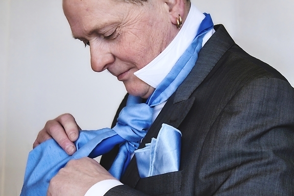 포토 JPG 해외이미지 백인 응시 남자 얼굴 중년 결혼 넥타이 한명 사람 정장 이벤트 파란색 유행 귀걸이 흰색 닫기 중앙 주머니 가슴 실크 스마트 준비 옷입기 정사각형 매듭 예복 조절 넣기 정중 피어싱 해외202310 해외포토 도형 서양인 1 시선 잡화 옷 컬러 컨셉 장신구 모션 성인 신체부위 직물 파일형식