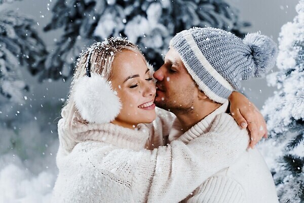 포토 JPG 해외이미지 커플 계절 여자 남자 행복 크리스마스 2 겨울 가족 관계 포옹 휴가 새해 주택 함께함 선물 사랑 사람 두명 손잡기 산책 추위 흰색 시골 축하 떨어짐 회전 교외 크리스마스이브 폭설 해외202310 해외포토 기념일 감정 컬러 컨셉 안기 모션 휴식 눈_날씨 건물 자연재해 파일형식